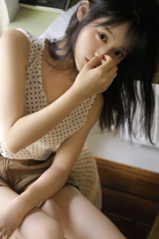 年轻夫妻把小孩哄睡后开监控